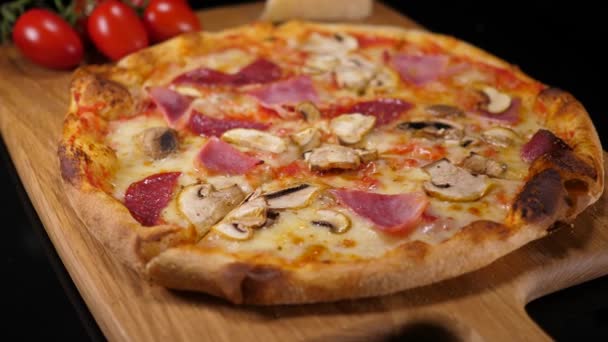 Warme Salami-Pizza - original italienische Spezialität — Stockvideo