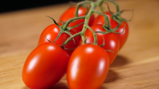 Rote Tomaten auf einem Tisch — Stockvideo