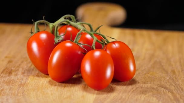 Rode tomaten op een tafel — Stockvideo