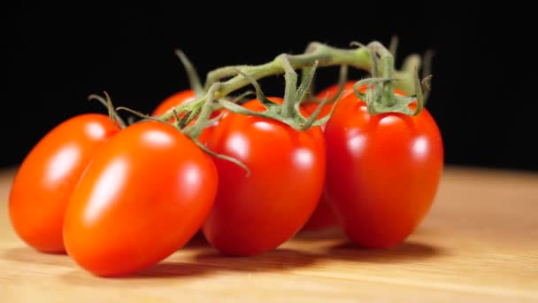 Close up tiro de tomates vermelhos — Vídeo de Stock