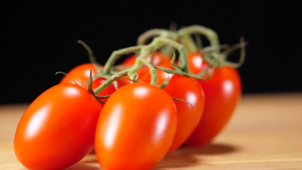 Крупный план красных помидоров — стоковое видео