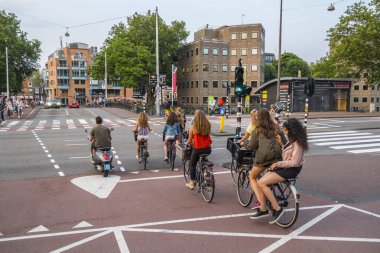 Amsterdam - şehir bisikletlerinden dolu - Amsterdam - Hollanda - 20 Temmuz 2017