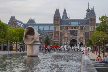 Çok popüler bir yer Amsterdam Meydanı Ulusal Müzesi - Amsterdam - Hollanda - 20 Temmuz 2017