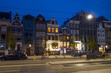 Amsterdam - güzel bir akşam görünümü - Amsterdam - Hollanda - 20 Temmuz 2017 tipik binalar