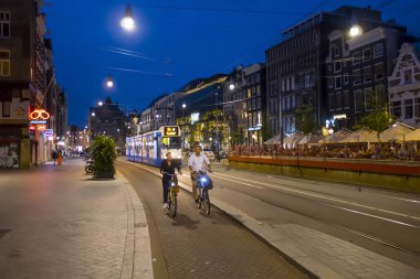 Şehir merkezi Amsterdam - akşam sokak görünümü - Amsterdam - Hollanda - 20 Temmuz 2017