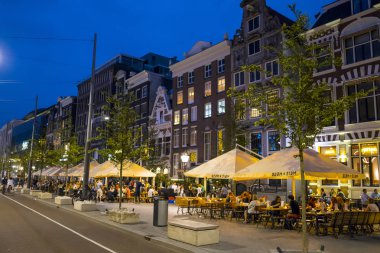 Şehir merkezi Amsterdam - akşam sokak görünümü - Amsterdam - Hollanda - 20 Temmuz 2017