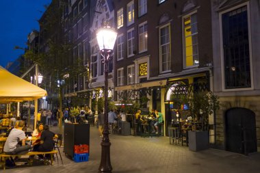 Amsterdam - akşam görünümü - Amsterdam - Hollanda - 20 Temmuz 2017 kaldırımlarda sokak fenerler