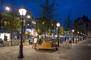 Amsterdam - akşam görünümü - Amsterdam - Hollanda - 20 Temmuz 2017 kaldırımlarda sokak fenerler