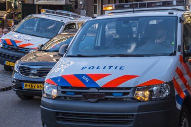 Amsterdam şehir merkezinde polis arabası