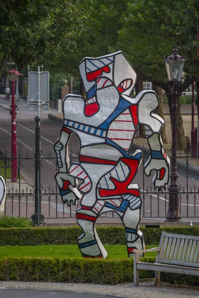 Esculturas de arte moderna nos jardins do Museu Nacional - AMSTERDÃO - PAÍSES BAIXOS - JULHO 20, 2017 — Fotografia de Stock