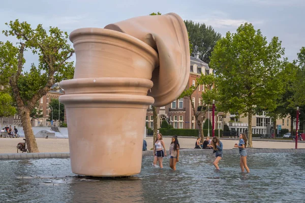 Basen, naprzeciwko Narodowego Muzeum w Amsterdamie - Amsterdam - Holandia - 20 lipca 2017 r. — Zdjęcie stockowe