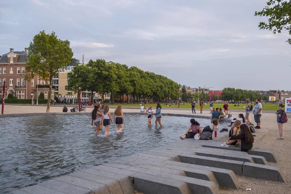 Havuzun önünde Ulusal Müzesi Amsterdam - Amsterdam - Hollanda - 20 Temmuz 2017 — Stok fotoğraf