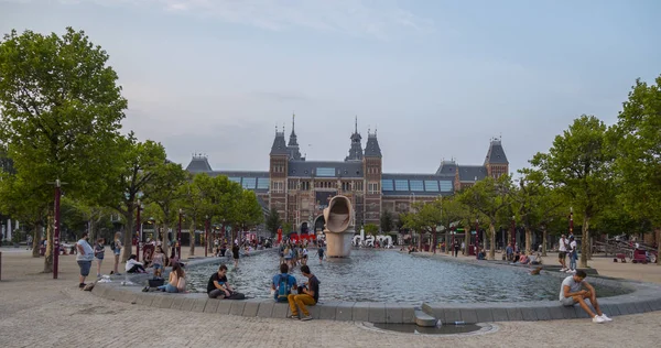 The pool in front of National Museum Amsterdam - AMSTERDAM - THE NETHERLANDS - JULY 20, 2017 — Stock Photo, Image