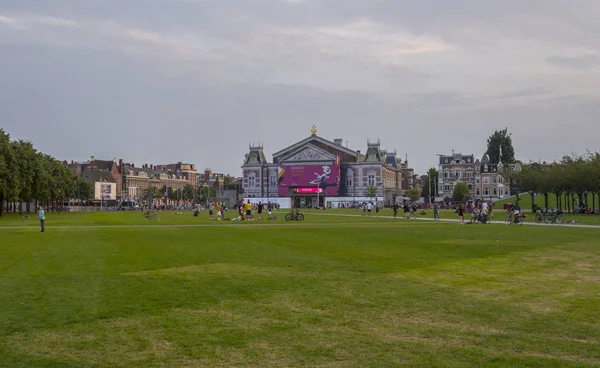 Museum Square Amsterdam - Amsterdam - Hollanda - 20 Temmuz 2017 beauitiful çayırlar
