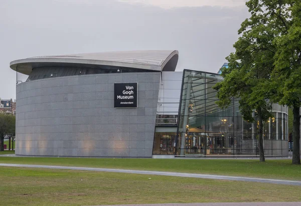 El moderno edificio del Museo Van Gogh Amsterdam - AMSTERDAM - PAÍSES BAJOS - 20 DE JULIO DE 2017 — Foto de Stock