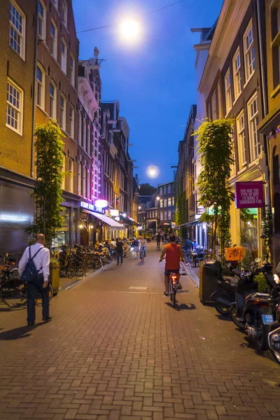 Caminando por el centro de Ámsterdam por la noche - AMSTERDAM - PAÍSES BAJOS - 20 DE JULIO DE 2017 — Foto de Stock