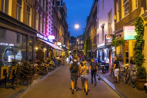 Caminando por el centro de Ámsterdam por la noche - AMSTERDAM - PAÍSES BAJOS - 20 DE JULIO DE 2017 — Foto de Stock