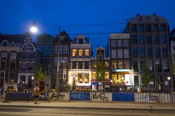 Edificios típicos de Ámsterdam - hermosa vista nocturna - AMSTERDAM - PAÍSES BAJOS - 20 DE JULIO DE 2017 — Foto de Stock