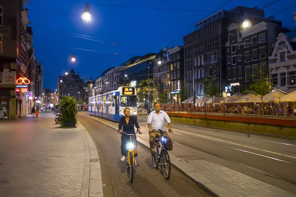 Центр Амстердама - вид на улицу вечером - Амстердам - Нидерланды - 20 июля 2017 — стоковое фото