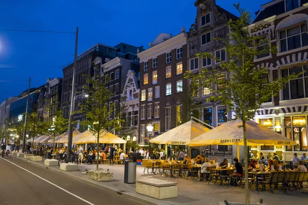 Şehir merkezi Amsterdam - akşam sokak görünümü - Amsterdam - Hollanda - 20 Temmuz 2017