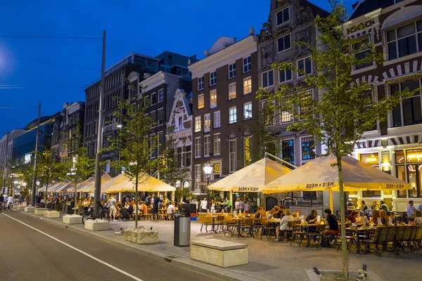 El centro de la ciudad de Amsterdam - vista de la calle por la noche - AMSTERDAM - PAÍSES BAJOS - 20 DE JULIO DE 2017 — Foto de Stock