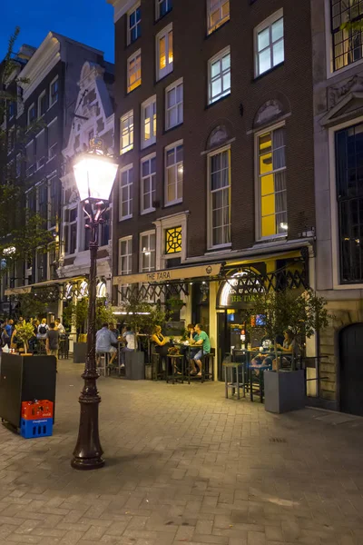 Straatlantaarns op de trottoirs in Amsterdam - avond Bekijk - Amsterdam - Nederland - 20 juli 2017 — Stockfoto