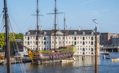 Yelkenli gemi Deniz Müzesi'nde Amsterdam'da