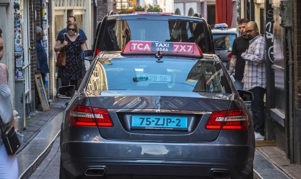 Taxibilar i staden Amsterdam — Stockfoto