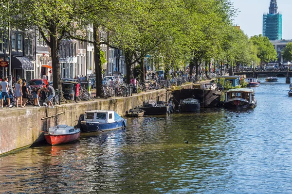 Güneşli bir günde Amsterdam kanalları güzel