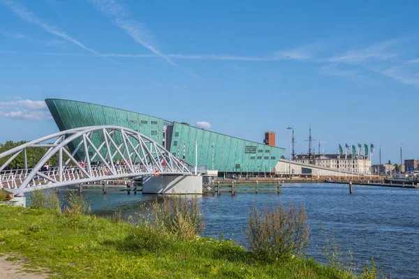 Nemo Science Museum v Amsterdamu - oblíbené místo ve městě — Stock fotografie