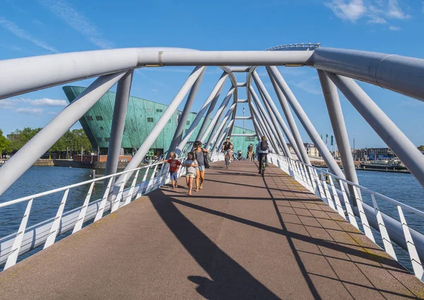 Bilim Müzesi Amsterdam yaya köprüsü