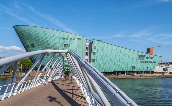 Moderní vědecké muzeum v Amsterdamu nazývá Nemo — Stock fotografie