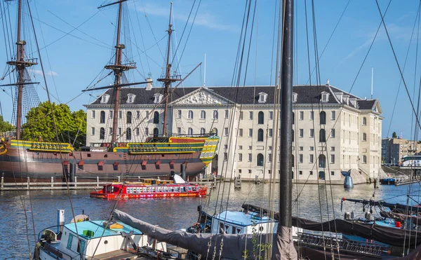 Güzel teknelerle Amsterdam Limanı