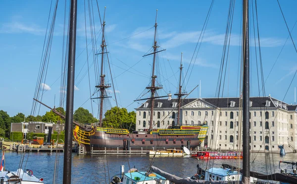 Güneşli bir günde Amsterdam Deniz Müzesi