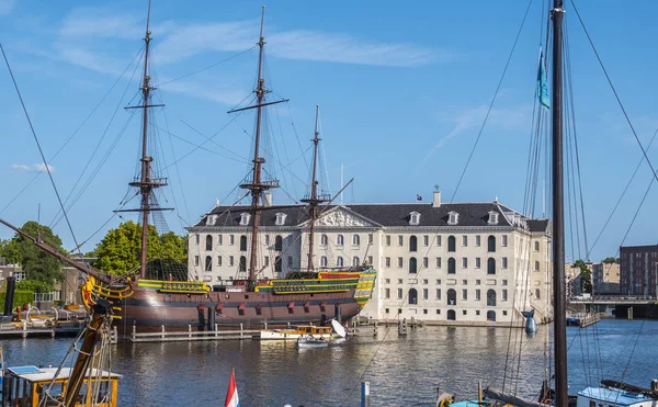 Güneşli bir günde Amsterdam Deniz Müzesi