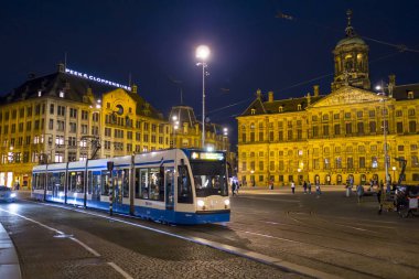 Seçme Square Amsterdam akşam - Amsterdam - Hollanda - 20 Temmuz 2017 şehir salonunda