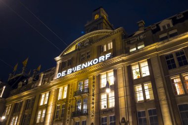 Amsterdam Damrak sokak - Amsterdam - Hollanda - 20 Temmuz 2017 yılında ünlü alışveriş merkezi