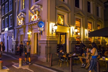 Bar ve sokak kafeleri de Amsterdam - gece görünümü - Amsterdam - Hollanda - 20 Temmuz 2017