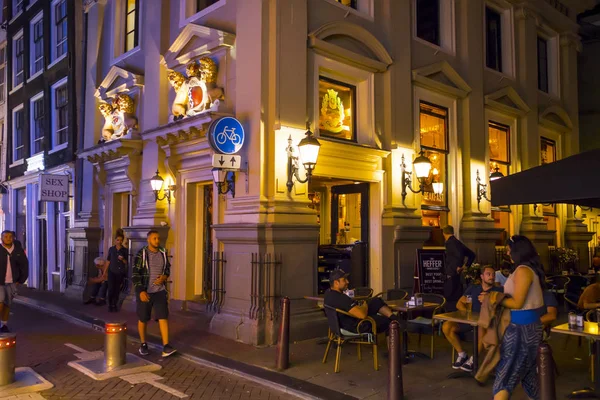 Бары и уличные кафе в Амстердаме - вид ночью - AMSTERDAM - THE NETHERLANDS - 20 июля 2017 г. — стоковое фото