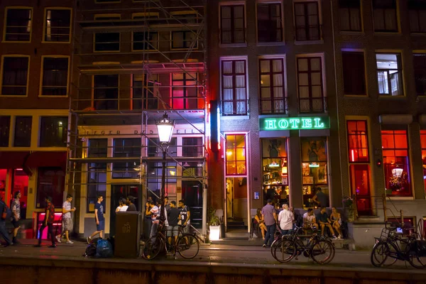 Kleurrijke Amsterdam - het Red Light District nachts - Amsterdam - Nederland - 20 juli 2017 — Stockfoto