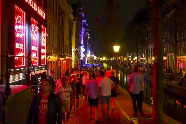 Het beroemde red light district van Amsterdam - Amsterdam - The Netherlands - 20 juli 2017 — Stockfoto