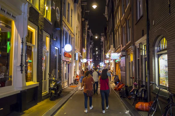 De voetgangersgebieden van Amsterdam - drukke plaats bij nacht - Amsterdam - The Netherlands - 20 juli 2017 — Stockfoto