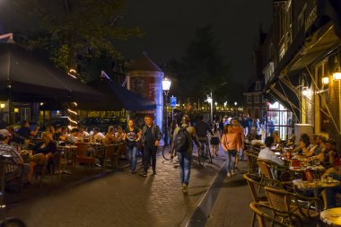 Sokak kafe ve Restoran Amsterdam'da gece - Amsterdam - Hollanda - 20 Temmuz 2017
