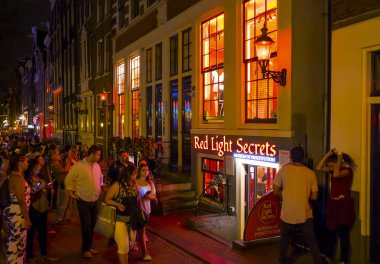 Renkli binalar Red Light District Amsterdam - Amsterdam - Hollanda - 20 Temmuz 2017 aydınlatılmış
