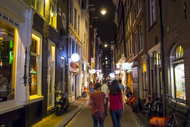 Amsterdam - yoğun yaya bölgeleri geceleri - Amsterdam - Hollanda - 20 Temmuz 2017 yerleştirin.