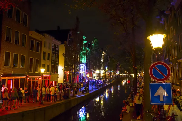 Het beroemde red light district van Amsterdam - Amsterdam - The Netherlands - 20 juli 2017 — Stockfoto