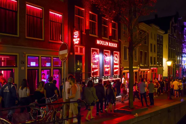 De drukke trottoirs en pedstrian zones in het Red Light District bij nacht - Amsterdam - The Netherlands - 20 juli 2017 — Stockfoto