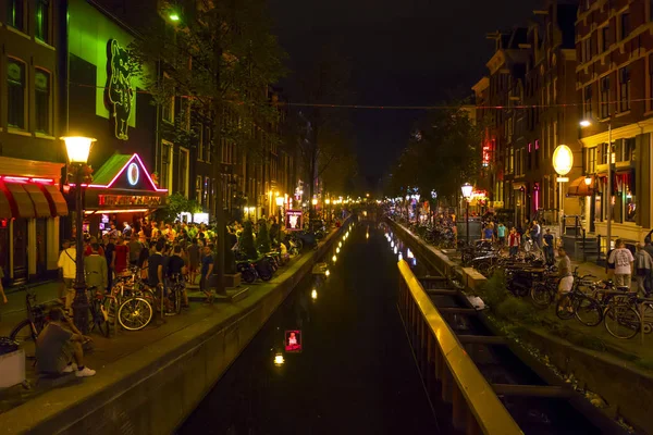 Los coloridos canales en el Barrio Rojo de Ámsterdam - AMSTERDAM - PAÍSES BAJOS - 20 DE JULIO DE 2017 — Foto de Stock