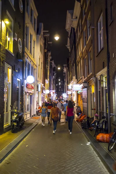 Die fußgängerzonen von amsterdam - belebter platz in der nacht - amsterdam - Niederlande - 20. juli 2017 — Stockfoto