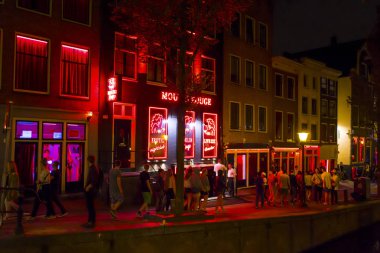 Renkli binalar Red Light District Amsterdam - Amsterdam - Hollanda - 20 Temmuz 2017 aydınlatılmış